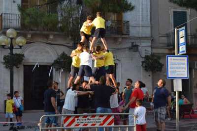 Sannicandro, torri umane si sfidano in gare di velocit�: � il "Pizz'ch�ll�'' 